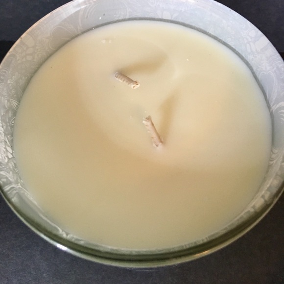 Halloween Gothic Twilight Skulls 2 Wick Candle - Picture 5 of 6